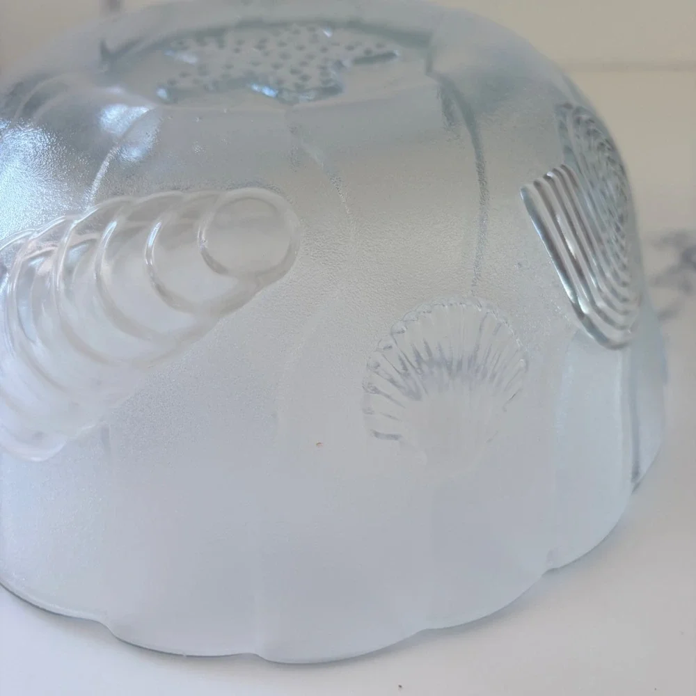 VNTG KIM Frosted Glass Seashell Serving Bowl Coastal Scalloped Rim 8.5 Inch